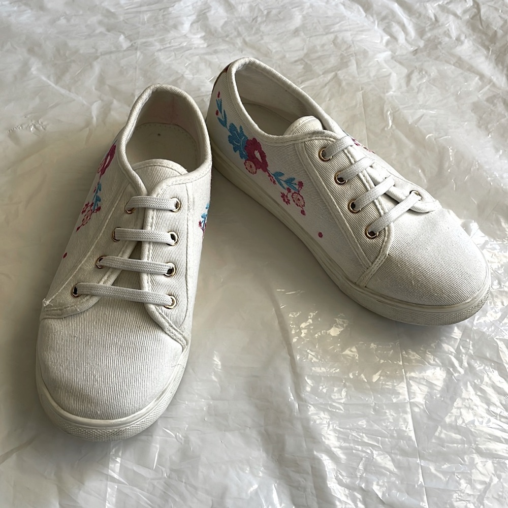 Girls white canvas embroidered sneakers size 34